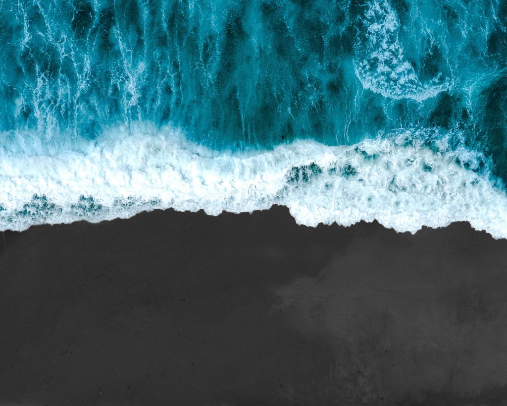 Strand mit blauen Wellen